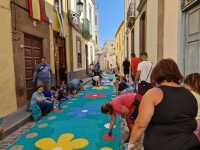 Más de un centenar de vecinos participarán este domingo en la elaboración de las alfombras del Corpus Christi en el casco histórico de Guía