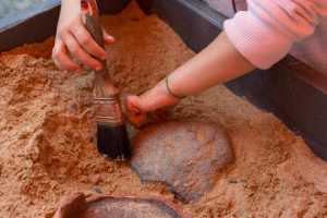 Cueva Pintada en familia propone ‘La arqueología en tus manos’, una aproximación al fascinante trabajo de las excavaciones