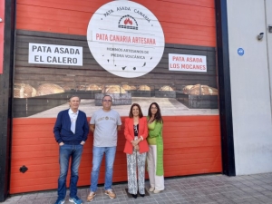 La alcaldesa de Telde conoce las instalaciones de Pata Canaria Artesana, la única de las Islas con hornos de piedra volcánica