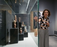 La artista M. Nieves Cáceres propone ‘Deshilar la colección’ de la Casa de Colón con una visita guiada a su muestra temporal