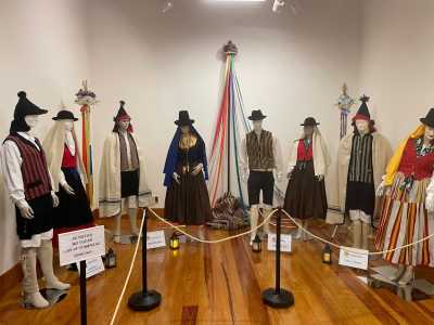 La Casa Condal acoge una exposición de vestimenta tradicional