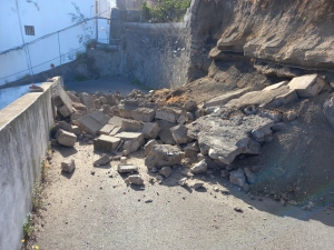 Vías y Obras despeja el camino a Lomo del Rayo tras el desprendimiento de un muro