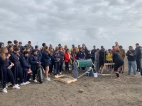 El Club Baloncesto Gran Canaria limpia la playa de Bocabarranco junto a escolares