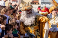 La llegada de los Reyes Magos llena de magia e ilusión el Estadio de Barrial