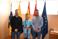 El alcalde recibe al joven teldense Shaiel Suárez, campeón de España de kick boxing