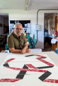 El artista Ángel Arencibia ofrece una visita guiada a la muestra ‘Gran Canaria Series de Obra Gráfica’ en el Centro de Artes Plásticas del Cabildo