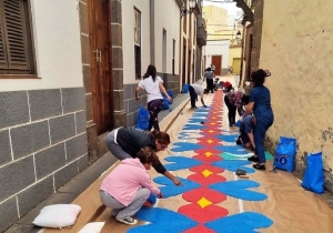 Más de un centenar de vecinos participarán este domingo en la elaboración de las alfombras del Corpus Christi en el casco histórico de Guía