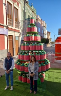 El Ayuntamiento colabora con Ecovidrio para fomentar el reciclaje de envases de vidrio con un árbol de Navidad formado por 100 ‘miniglús’