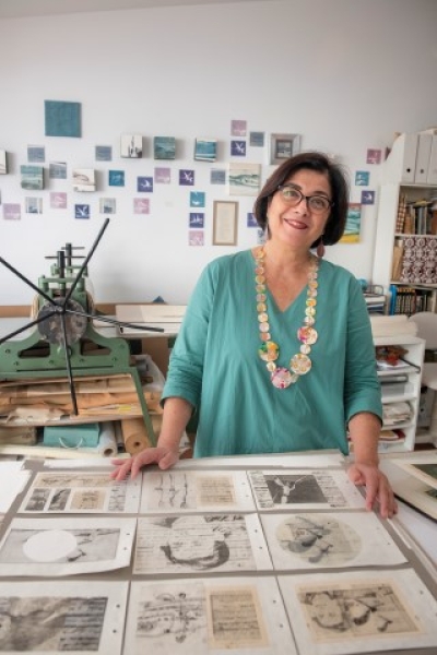 La artista visual Paqui Martín se sumerge en la cartografía de océanos imaginarios con su exposición ‘Travesías en papel’ en la Casa de Colón