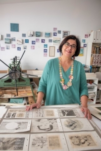 La artista visual Paqui Martín se sumerge en la cartografía de océanos imaginarios con su exposición ‘Travesías en papel’ en la Casa de Colón