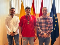 El alcalde recibe al joven campeón de España de judo, Alejandro Rojas