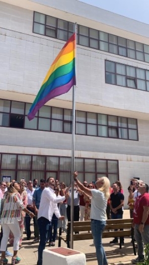 El Ayuntamiento iza la bandera arcoíris en el edificio de El Cubillo como símbolo de respeto y aceptación en el Día del Orgullo LGTBIQ+