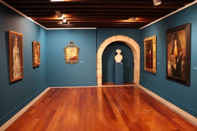 La Casa-Museo Pérez Galdós propone un recorrido guiado por la exposición ‘Mujeres de aquella época’ de la mano de su comisario