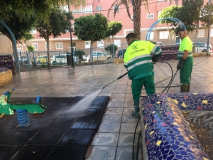 El Ayuntamiento realiza una limpieza de choque en Las Huesas