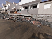 El viento y los fenómenos costeros vuelven a dejar destrozos en todas las playas de Telde