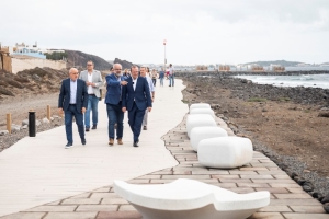 El Cabildo dota de una nueva pasarela el paseo marítimo de El Burrero con una inversión de 741.000 euros
