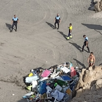 La Policía Local desaloja la Playa de Montaña La Arena y detiene a un joven que estaba en busca y captura