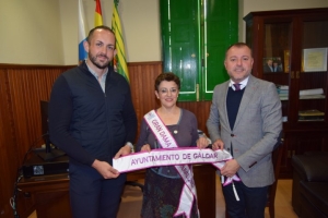 Teodoro Sosa y Julio Mateo reciben a Manuela Teno, Gran Dama del Carnaval de Las Palmas de Gran Canaria