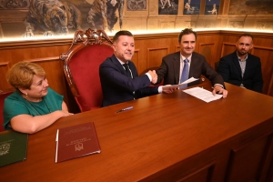 El Ayuntamiento de Gáldar y Endesa firman un convenio social destinado a los consumidores de luz más vulnerables del municipio