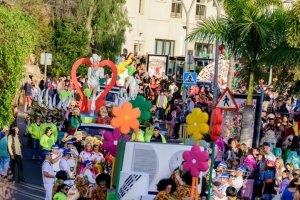 El Carnaval arranca este martes su última semana con fiesta de polvos Holi y más música en la Plaza de Santiago