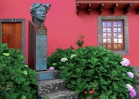 La ofrenda floral por el 138 aniversario del nacimiento de Tomás Morales lleva a la Villa de Moya los versos del poeta y la guitarra de Javier Cerpa