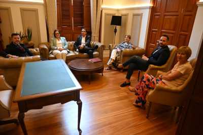 Teodoro Sosa mantiene una reunión con la consejera de Bienestar Social del Gobierno de Canarias