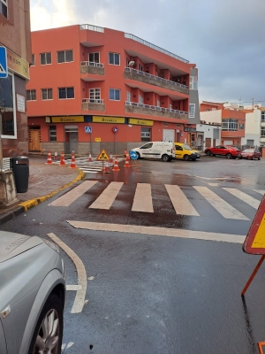 Tráfico modifica el paso de peatones junto a la oficina de Correos de Arnao por riesgo de accidente