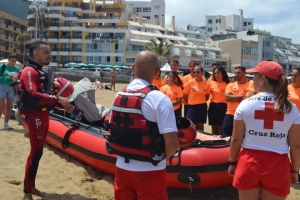 Más de 3.900 personas atendidas este verano en las playas vigiladas por Cruz Roja en Canarias