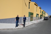 El alcalde de Gáldar visita la renovación de las aceras de la Urbanización de Taya