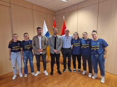 El alcalde y el concejal de Deportes reciben a las jugadoras del Teldeportivo FSF