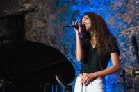 Gabriela Suárez, la joven promesa del jazz en Canarias, actúa en la plaza Tomás Morales para celebrar el día internacional del género