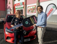 Spar Gran Canaria celera la Navidad entregando un coche Renault Clío Hybrid y un Cheque por valor de la compran de un año