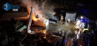 Los bomberos emplean 70.000 litros de agua en el incendio de una nave de palets en Maipez