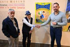 Roberto Moreno dona a Gáldar el póster a la lucha canaria expuesto en la Sala Sábor