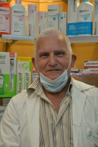 Tras 51 años al servicio de los demás, Jesús Gutiérrez Rodríguez, cuelga su bata de auxiliar de farmacia