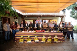Spar Gran Canaria firma el Primer Convenio para la comercializaciónb de la manzana reineta de Valleseco