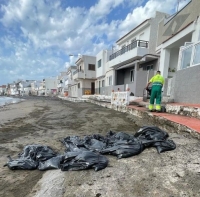 El servicio de Limpieza de Telde retira cerca de dos toneladas de algas de la playa de Ojos de Garza