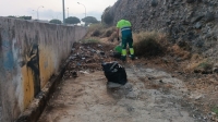 Telde inicia trabajos de limpieza en el entorno del Mercadillo de Jinámar tras la reunión con los comerciantes