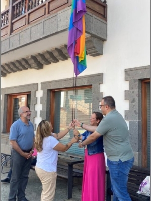 La bandera arcoíris ondea en la fachada del Ayuntamiento de Ingenio por el Día del Orgullo LGTBIQ+