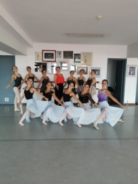 Las 15 bailarinas de la Escuela Municipal de Danza de Telde competirán este miércoles por el oro en Ávila, tanto en nivel intermedio como avanzado El encuentro mundial de baile concentra a participantes de 25 países diferentes divididos en equipo