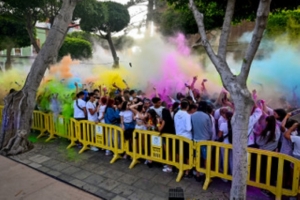 La fiesta de polvos holi llena de color la Plaza de Santiago en el Martes de Carnaval