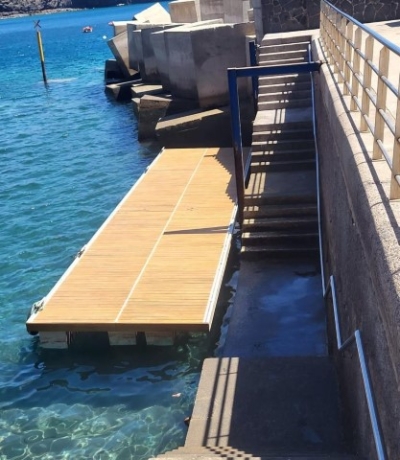 El Ayuntamiento instala en el muelle de Sardina un pantalán para mejorar el amarre de barcos