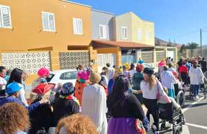 La Residencia Genoveva Pérez y el Centro de Día celebra el Carnaval con un colorido pasacalle