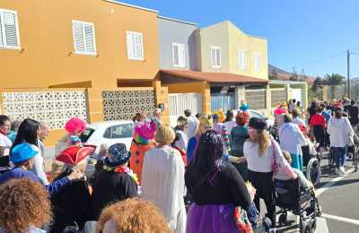 La Residencia Genoveva Pérez y el Centro de Día celebra el Carnaval con un colorido pasacalle