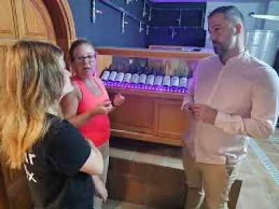 El alcalde visita la finca de la familia Cantón, donde se encuentra la antigua bodega museo de vinos de Telde, que pretenden reabrir al público