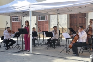 La soprano Maite Robaina y el Quinteto Resonancia ofrecieron hoy un concierto en la Plaza Grande de Guía