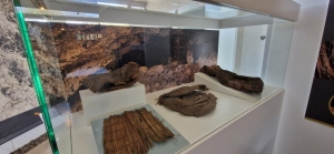 El Museo de La Fortaleza saca a la luz en una exposición el material inédito de sastrería indígena rescatado en una cueva de Guayadeque