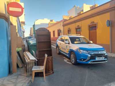 La Policía Local de Guía abrirá expediente sancionador a un vecino de La Atalaya por arrojar trastos y enseres domésticos junto a la vía pública