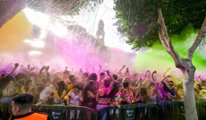 La Plaza de Santiago se convierte en un espectáculo de color con la fiesta de polvos holi