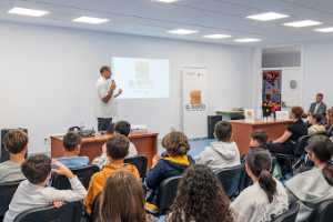 El proyecto ‘El gofio, desayuno olímpico’ lleva a los centros educativos las propiedades de este superalimento, de la mano del ex atleta Mario Pestano